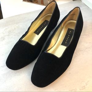 3/$20 Di Lusso black velvet pumps